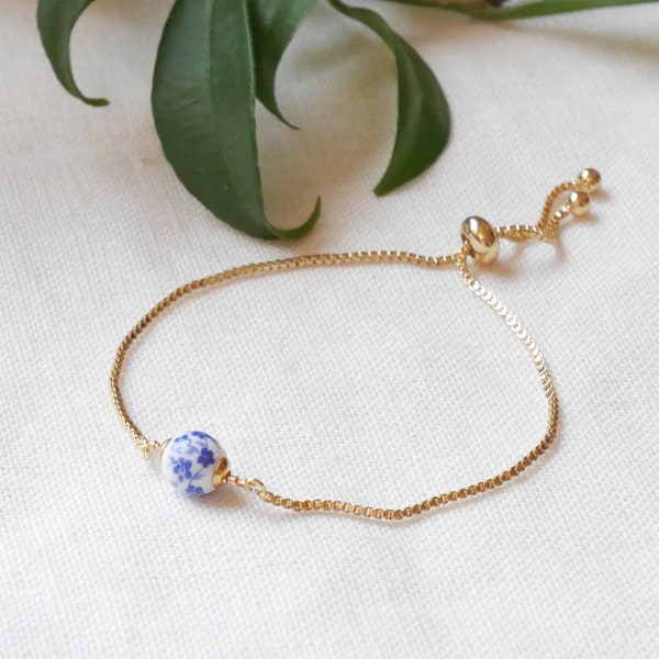 Bracelet en porcelaine bleue et blanche | Bracelet minimaliste en céramique dorée avec curseur en chaîne | Cadeau mignon simple de bijoux de perle pour elle