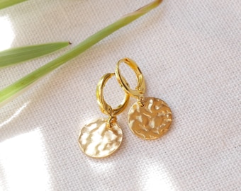 Hammered gold disc earrings | Dainty disc hoop earrings | Huggie hoops with round gold charm | Minimalist hammer pattern small hoop earrings