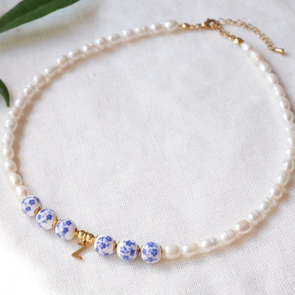 Collier initiales en perles de porcelaine | Ras de cou bleu et blanc chinoiserie avec breloque lettre dorée | Beau cadeau de bijoux floraux en céramique pour elle