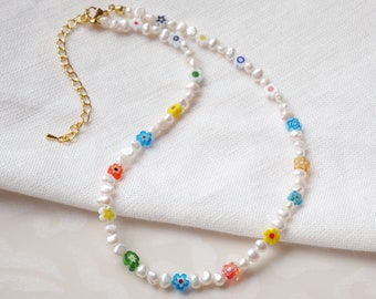 Perlen Blumen Kette | Bunte Perlenkette | Perlen weiße und bunte Blumen Halskette mit floralen Glasperlen und echten Perlen