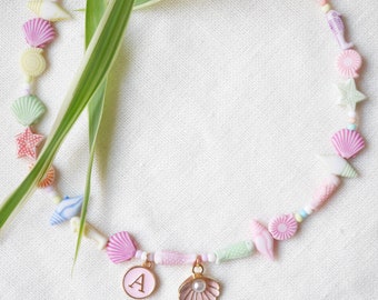 Collier initiale rose | Ras de cou d'été coloré avec breloques coquillage pastel | Cadeau bijoux lettre personnalisé pour femmes et filles, jolies vacances à la plage