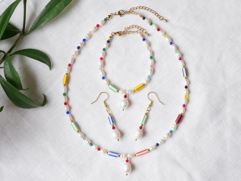 Gestreifte Perlenkette Mehrfarbiger Streifen Muster Choker Süßwasserperlen Geschenkkette mit bunten Glasperlen und Perlenanhänger Bild 5