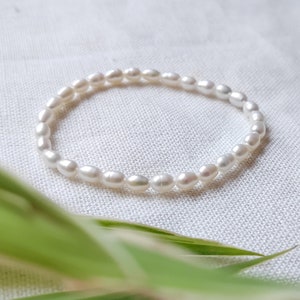 Freshwater pearl stretch bracelet Minimalist small pearls jewelry Dainty real pearls gift for her Comfortable elastic beaded bracelet imagem 1