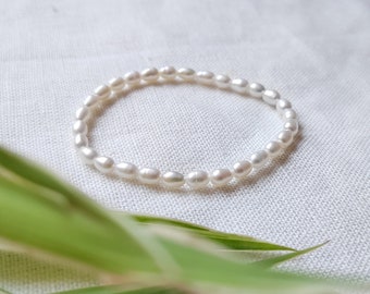 Bracelet extensible en perles d'eau douce | Bijoux minimalistes en petites perles | Cadeau délicat en perles véritables pour elle | Bracelet élastique confortable