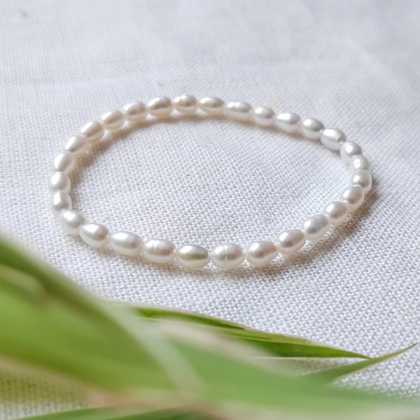 Bracelet extensible en perles d'eau douce | Bijoux minimalistes en petites perles | Cadeau délicat en perles véritables pour elle | Bracelet élastique confortable