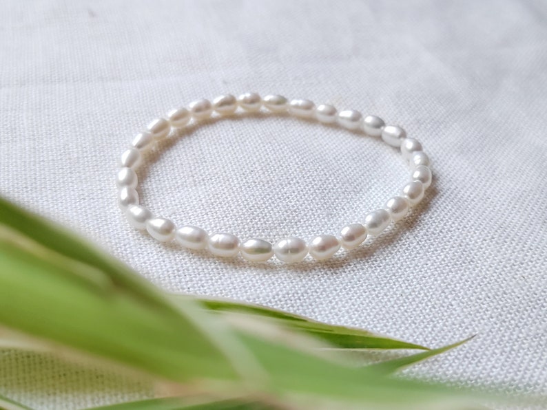 Freshwater pearl stretch bracelet Minimalist small pearls jewelry Dainty real pearls gift for her Comfortable elastic beaded bracelet imagem 1