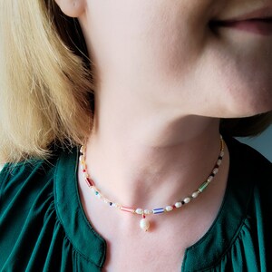 Striped beads necklace Multicolor stripe pattern choker Cute freshwater pearl jewelry gift with colorful glass beads and pearl pendant zdjęcie 2