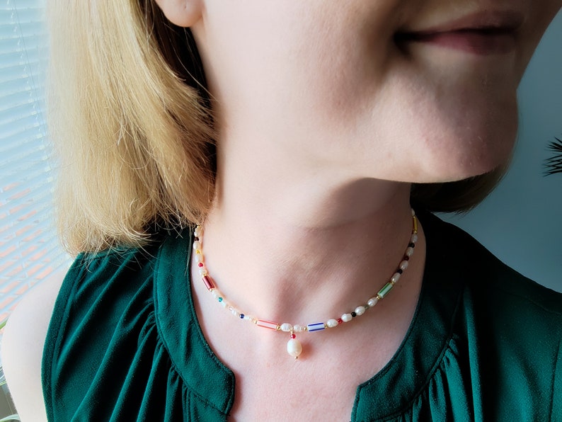 Striped beads necklace Multicolor stripe pattern choker Cute freshwater pearl jewelry gift with colorful glass beads and pearl pendant zdjęcie 2