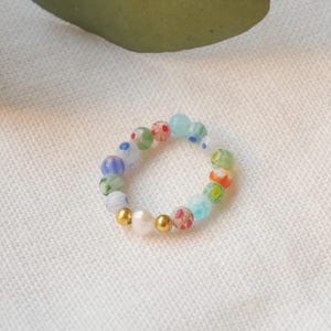 Anillo colorido con cuentas: perla de agua dulce en el centro, cuentas de vidrio millefiori, joyería boho chapada en oro, regalo para ella.