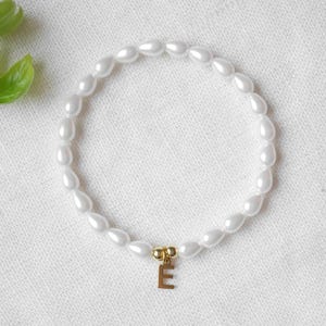 Pulsera con inicial de perla de vidrio / Pulsera de perla de imitación con letras / Idea elegante de regalo de joyería personalizada / Pulsera elástica personalizada para ella