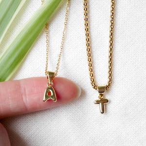 Collier initiale bulle | Petite chaîne à breloques lettre ballon | Idée cadeau de bijoux personnalisés minimalistes délicats | Pendentif initiale minuscule en 3D