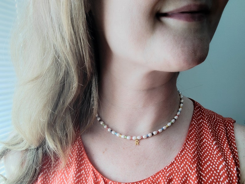 Colorful initial pearl necklace Dainty multicolor freshwater pearls choker with gold letter Custom handmade personalized jewelry gift image 2