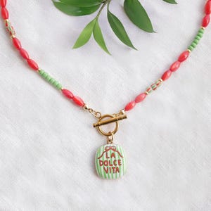 Halskette „La Dolce Vita“ – Choker aus Muschelperlen, grün-roter Anhänger, Geschenk für Freigeister, fröhlicher, farbenfroher Schmuck