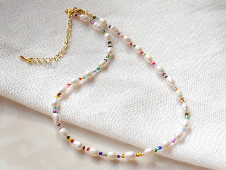 Colorful beaded pearl necklace Seed bead necklace Freshwater pearl choker with small glass beads Multicolor chic minimalist jewelry image 3