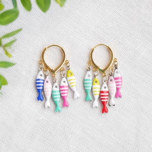Fischcluster-Creolen - kleine Fisch-Creolen, trendiger Sommerschmuck, farbenfrohes, skurriles Boho-Geschenk für sie