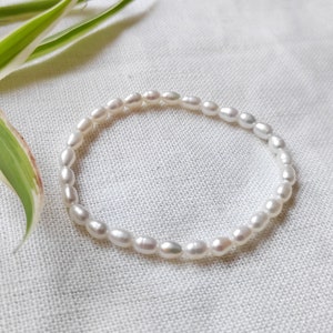 Freshwater pearl stretch bracelet Minimalist small pearls jewelry Dainty real pearls gift for her Comfortable elastic beaded bracelet imagem 4