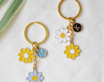 Customized keychain | Personalized initial keyring | Daisy flower charm custom letter keychain | Cute friendship gift for friend, bff, mum