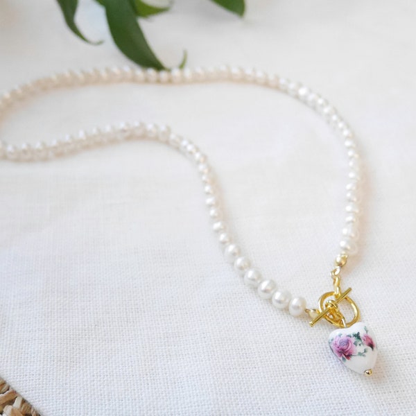 Collier coeur en porcelaine. Ras de cou en perles d'eau douce avec breloque en céramique. Pendentif en céramique avec fermoir à fermoir. Cadeau d'anniversaire pour femme