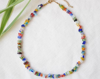 Bunte Glassplitter Halskette | Millefiori Halsband | Perlen Blumen Perlenkette | Multicolor Schmuck mit verschiedenen Formen und Größen