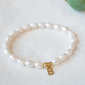 Perle Anfangsarmband | Buchstabe Süßwasserzuchtperle Armband | Benutzerdefinierte Gold Anfangsschmuck | Personalisiertes elastisches Stretch Armband für sie