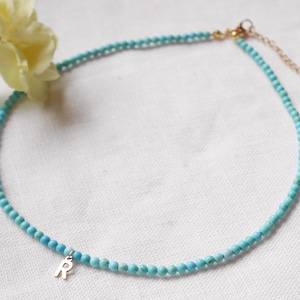 Collar con inicial turquesa / Gargantilla con letras de cuentas turquesas / Collar de piedra azul claro con dije de inicial / Regalo minimalista delicado para ella