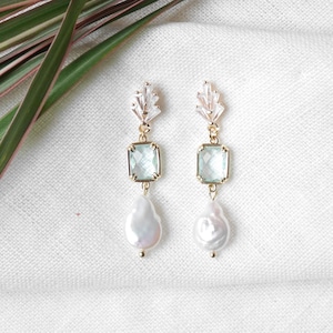 Pendientes Something Blue: joyería nupcial de perlas de agua dulce y cristal, estilo art déco para la novia.