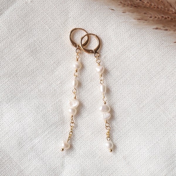 Boucles d'oreilles longues en perles | Boucles d'oreilles de mariée délicates avec perles d'eau douce | Boucles d'oreilles de mariage | Perles irrégulières pendantes bohèmes mariage minimaliste