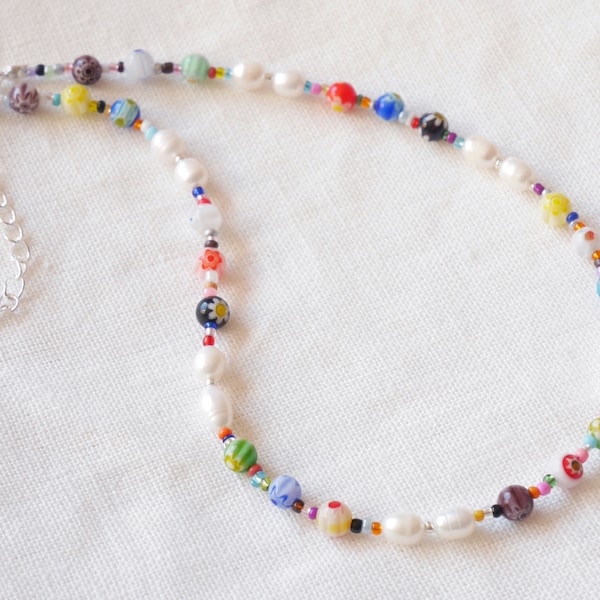 Millefiori Perlenkette | Bunte Perlenkette | Süßwasser Perlen Choker mit bunten Glasperlen | Blüten Glasperlen, echte Perlen