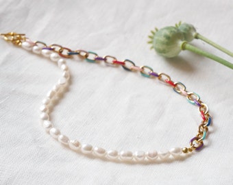 Collier demi-chaîne, demi-perle | Ras de cou chaîne colorée | Collier de vraies perles d'eau douce avec grosse chaîne colorée | Collier de perles en or