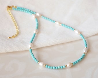 Collana di perle turchesi / Collana di perle di pietra turchese con perle d'acqua dolce / Girocollo turchese e bianco / Collana di piccole pietre per lei