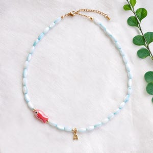 Collana estiva colorata: girocollo con iniziale a bolle, perline turchesi e pesciolino rosso, regalo per lei