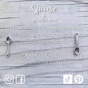 Puede incluir: Un letrero de madera con el texto "Spoonie Warrior Shop" y el texto "&iexcl;Visita la p&aacute;gina de inicio de nuestra tienda para m&aacute;s informaci&oacute;n! Encu&eacute;ntranos en las redes sociales @spooniewarriorshop O visita nuestro sitio web spooniewarriorshop.co.uk"  El letrero tambi&eacute;n incluye iconos para Instagram, Facebook, TikTok y Pinterest.