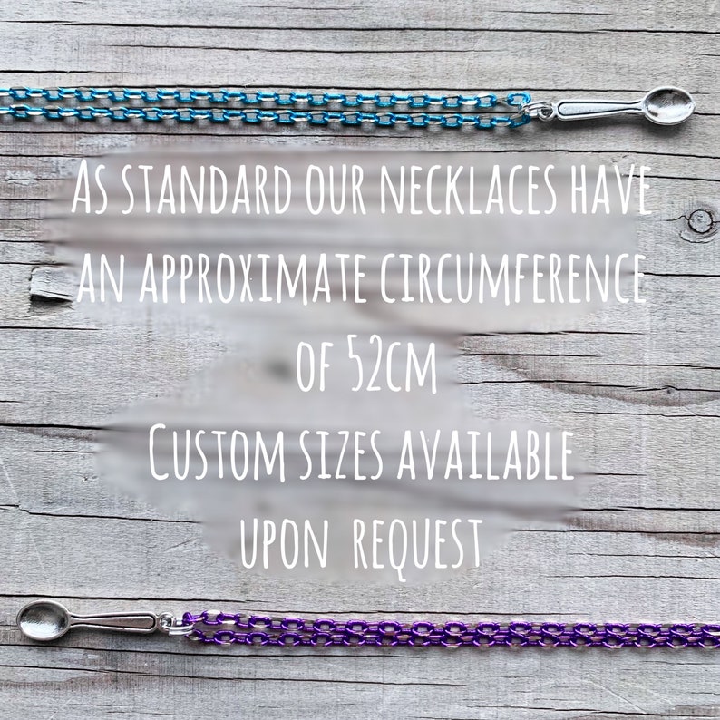 May include: Two necklaces with spoon-shaped pendants. One is blue, the other purple. The text states the necklaces have an approximate circumference of 52cm, with custom sizes available upon request. The necklaces are displayed on a wooden surface.