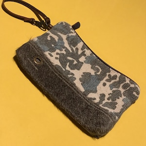 Auténtico bolso de mano/muñequera reciclado Myra. Dos (2) para ELEGIR: Floral gris y azul con piel de vaca O estampado de diamantes azul y gris.