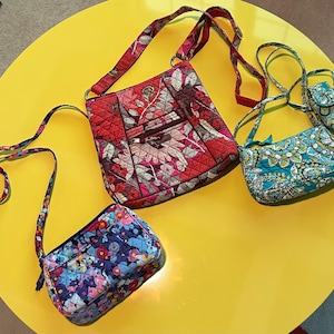 Auténticos bolsos / bandoleras Vera Bradley. Tres (3) para ELEGIR: Boho Blooms Hipster O Peacock Print O Impressionista Floral