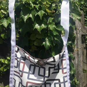 Designer Swatches verwandelte sich in Braun, Weiß, & Grau geometrisch gemusterte Schulranzen mit weißen Cross Body Strap