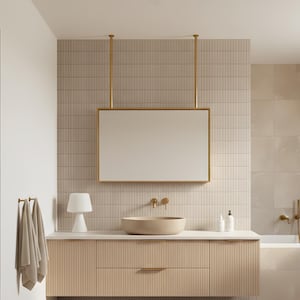 Pode incluir: Uma casa de banho moderna com uma paleta de cores neutras. Apresenta uma bancada de madeira clara com duas gavetas, uma pia redonda, um espelho grande e uma banheira. As paredes são revestidas com azulejos verticais e os acessórios são dourados.