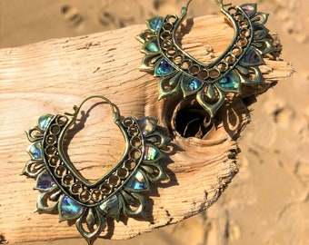 Pendiente étnico dorado de abulón Hina