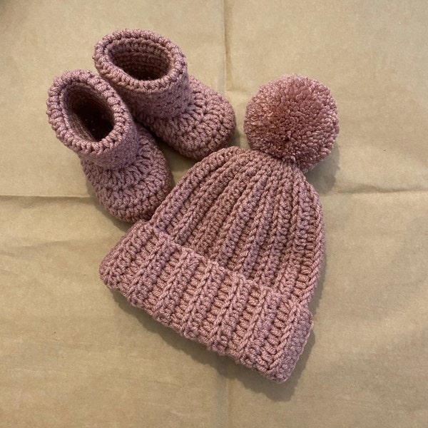 Crochet bobble hat and booties for Baby, Toddler hat with pompom, Newborn winter hat, Unisex pompom beanie hat with booties. Baby gift set.