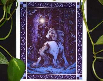 Peut inclure: Une estampe d'art fantastique représentant une licorne dans une forêt au clair de lune. L'œuvre est principalement violette et bleue, avec une bordure détaillée. La licorne a une crinière et une queue fluides, debout dans une clairière avec une lumière vive.
