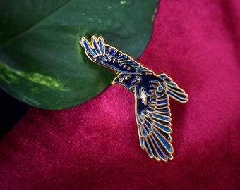 Raven with star enamel pin