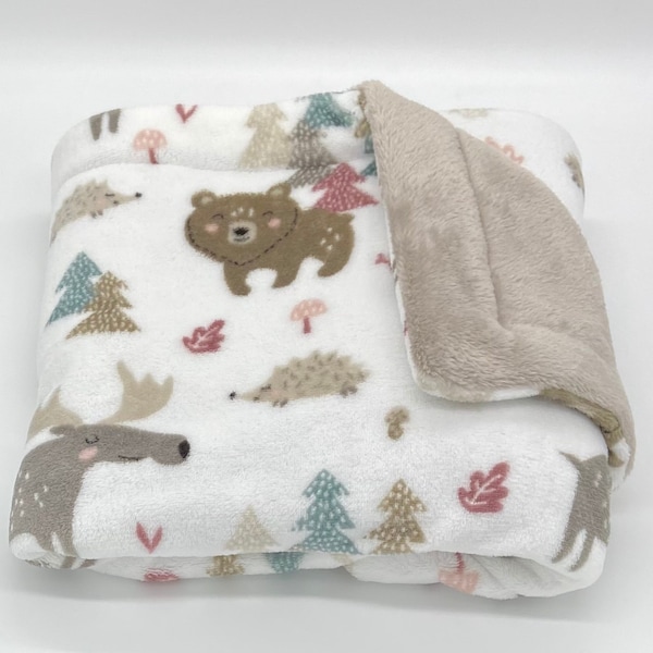 Couverture hiver bébé/enfants jusqu'à + 2 ans, tissu doudou doux et chaud imprimé animaux de la forêt, et tissu doudou taupe/grège 72X92cm