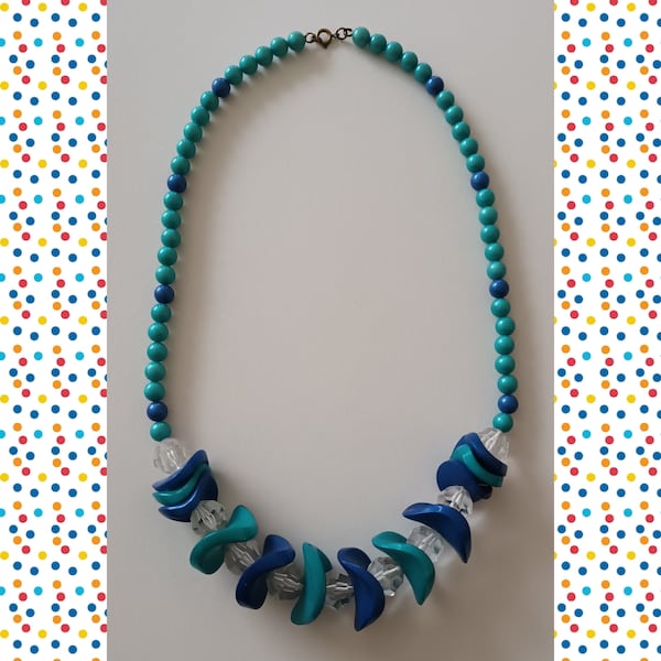 Collier de perles en plastique, bijoux vintage originaux, collier du milieu du siècle avec des perles bleues, turquoises et transparentes, accessoires en plastique rétro