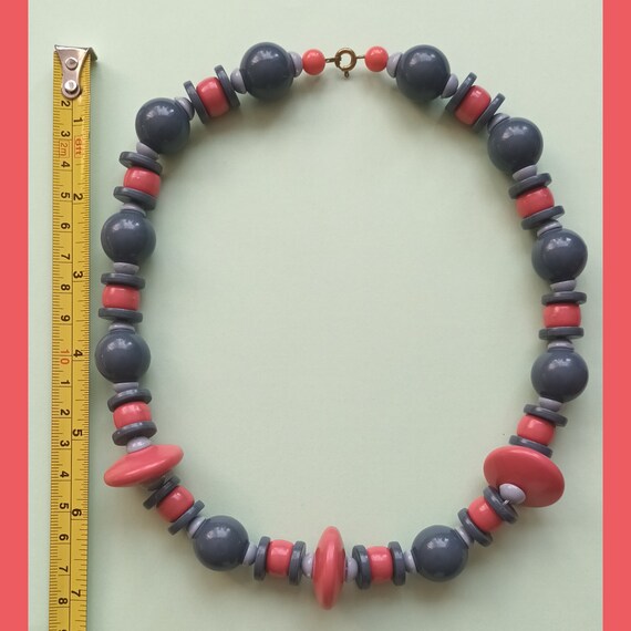 Mid-century necklace with plastic beads in differ… - image 4