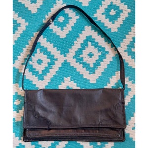 Cartera de piel sintética azul oscuro de los años 60 con correa de hombro desmontable, bolso de mano vintage mod, bolso de los años 60 con solapa frontal, bolso original de mediados de siglo