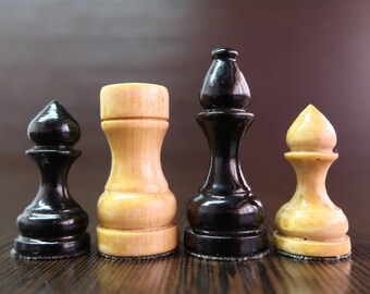チェスセット　木製板、駒〈ソ連×アメリカ〉 ヴィンテージ木製チェスセット（ボード付き） – ソビエト時代 1970年代