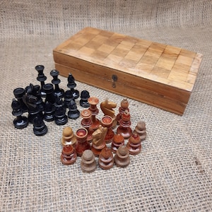 Juego de ajedrez antiguo de madera de viaje de los años 50, juego de ajedrez antiguo con tablero de 7,87 pulgadas, piezas con pátina, regalo de ajedrez único CH186