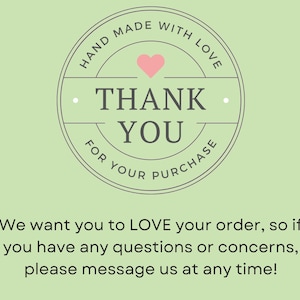 Może przedstawiać: Zielone tło z białym kołem zawierającym tekst "HAND MADE WITH LOVE" i "THANK YOU" z r&oacute;żowym sercem nad tekstem. Tekst pod kołem m&oacute;wi "We want you to LOVE your order, so if you have any questions or concerns, please message us at any time!"