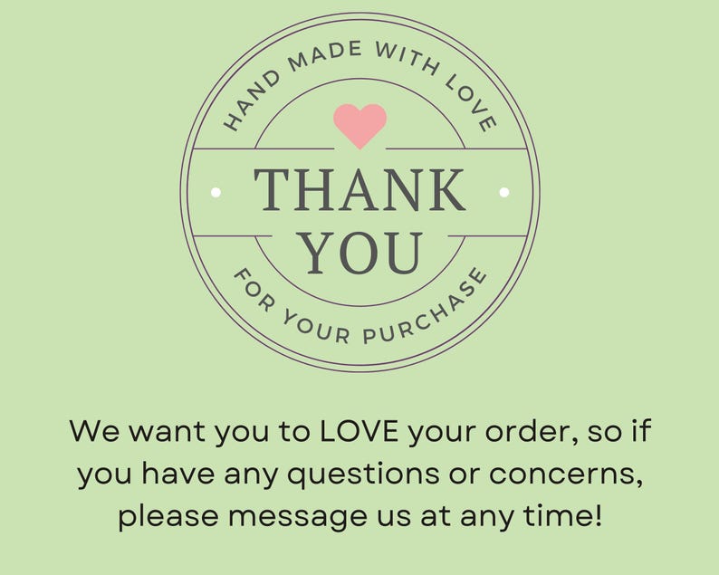 Może przedstawiać: Zielone tło z białym kołem zawierającym tekst "HAND MADE WITH LOVE" i "THANK YOU" z r&oacute;żowym sercem nad tekstem. Tekst pod kołem m&oacute;wi "We want you to LOVE your order, so if you have any questions or concerns, please message us at any time!"