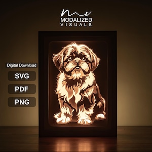 Op de afbeelding: Een ingelijst, verlicht kunstwerk met een gedetailleerde illustratie van een Shih Tzu-hond. Het kunstwerk bevindt zich in een donkere houten lijst, waarbij de afbeelding van de hond oplicht. De afbeelding bevat de tekst "Digital Download" en bestandstype-opties: SVG, PDF en PNG.